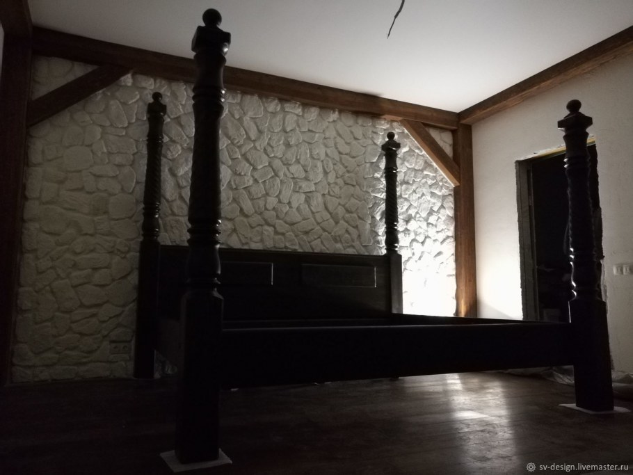 Деревянная кровать колонами