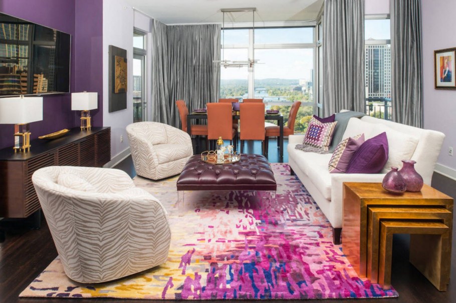 Гостиная с фиолетовыми акцентами