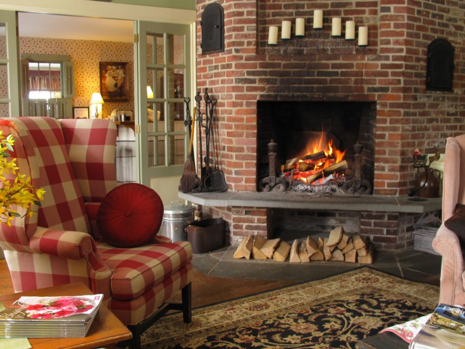 Камин и кресло