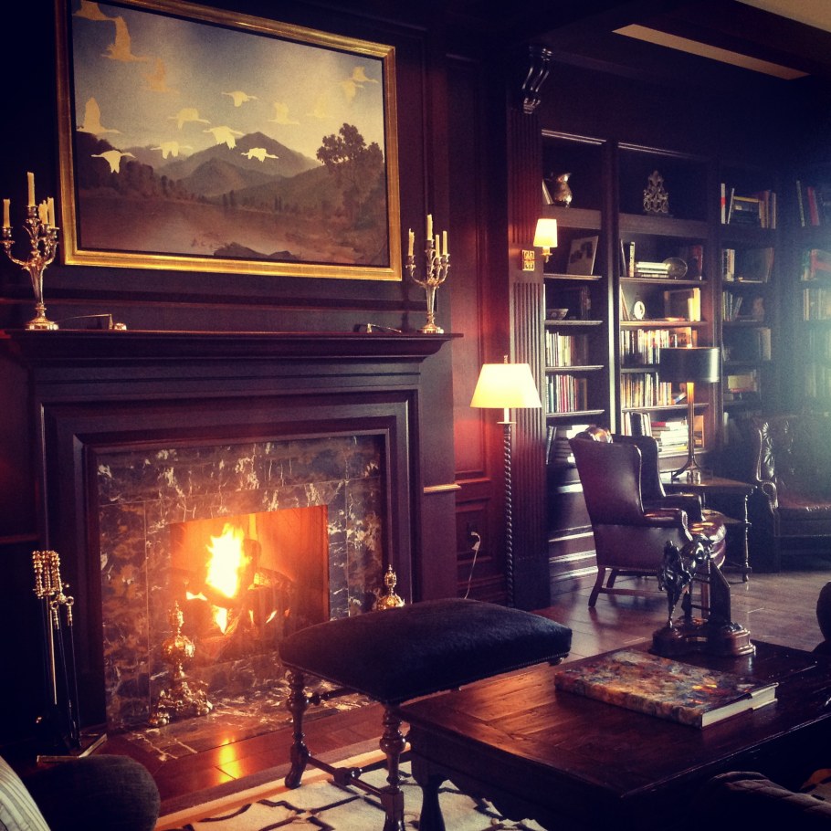 Старинная комната с камином