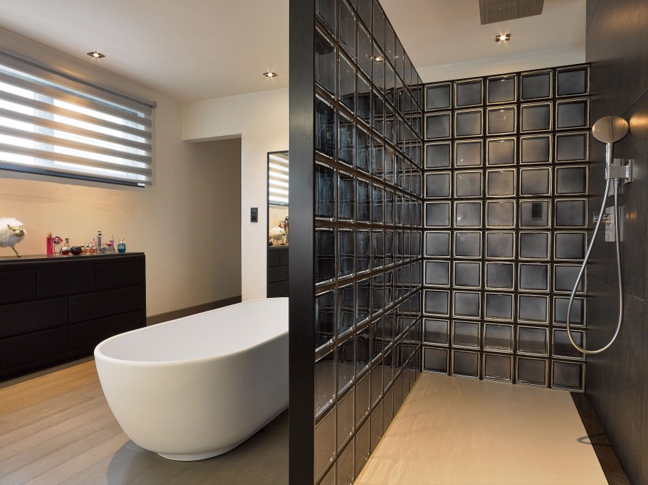 Душевая кабина из стеклянных блоков