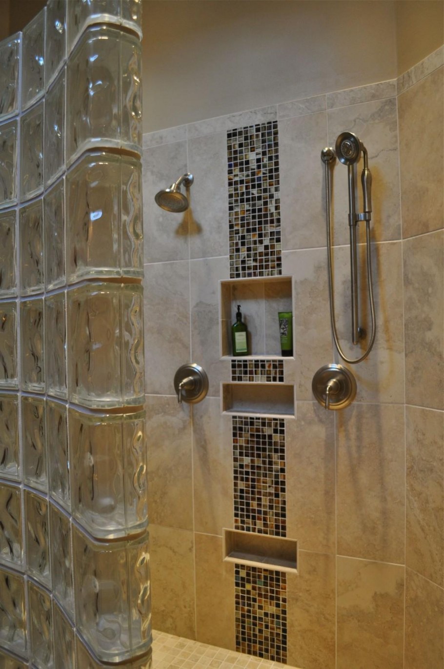 Ванная с душевой из стеклоблоков