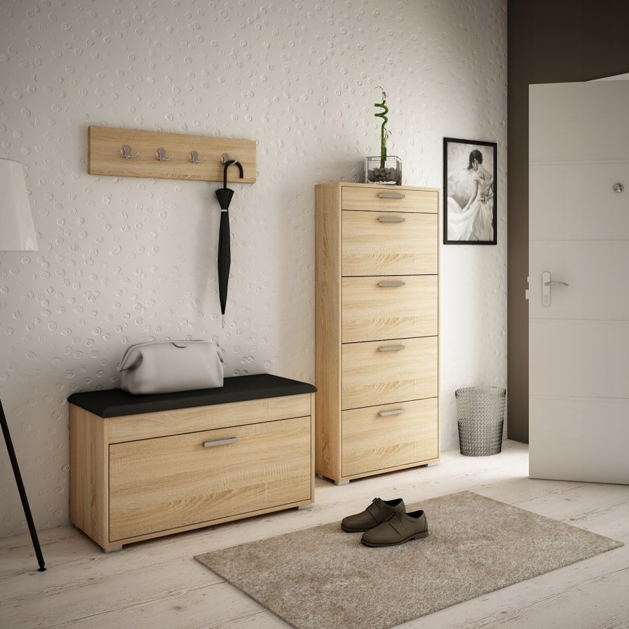 Прихожая с белыми дверями