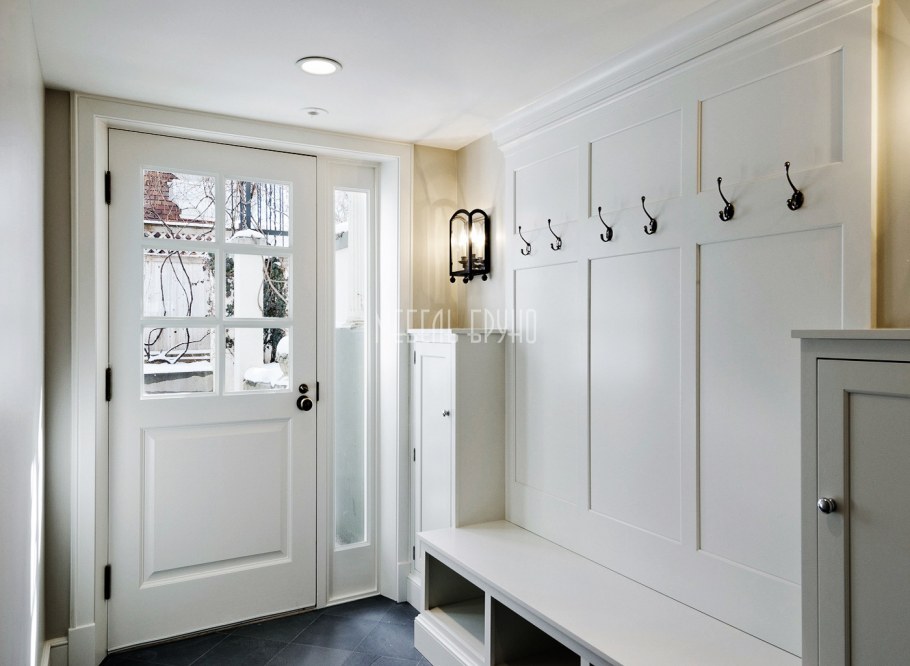 Маленькая белая прихожая