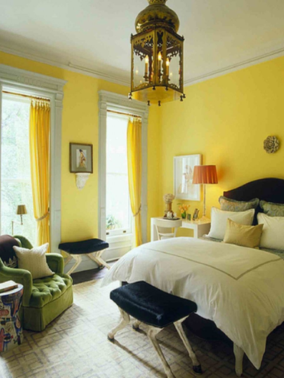 Комната с желтыми стенами