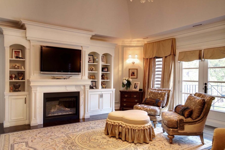 Гостиная с камином и колоннами