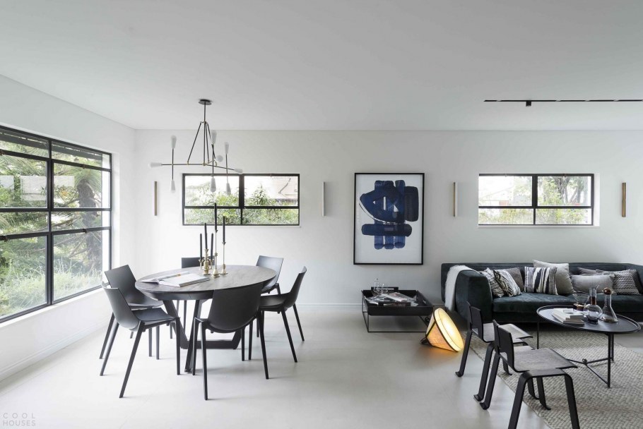 Зеленый бархатный диван в интерьере