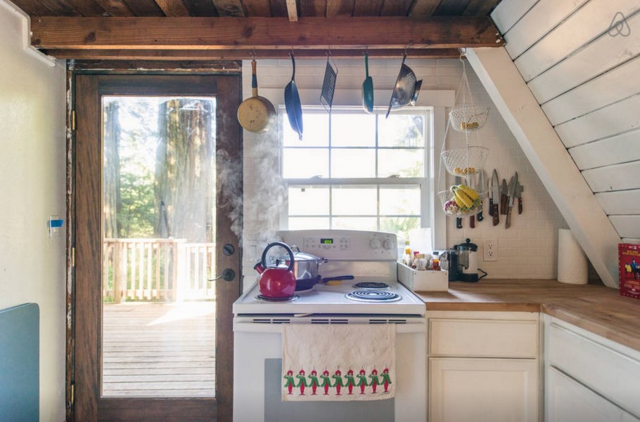Кухня в маленьком стареньком домике