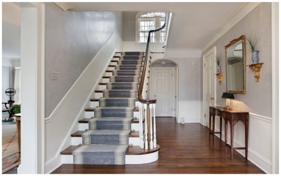 Лестница на второй этаж в доме в американском стиле