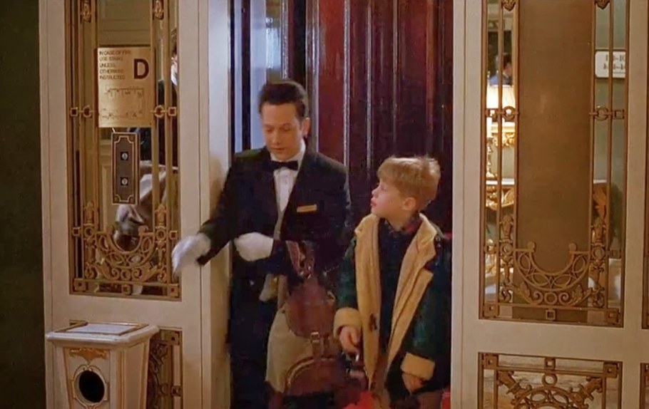 Один дома 2 портье