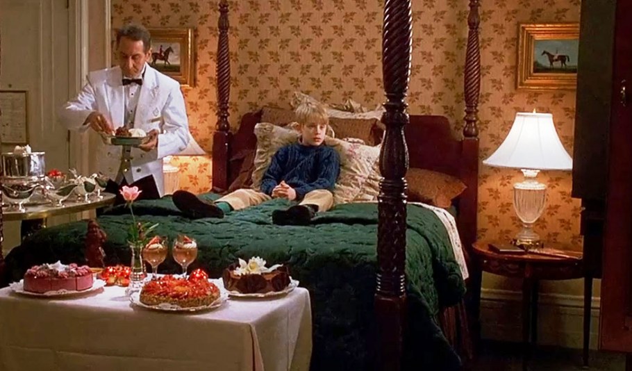 Один дома 2 отель Плаза