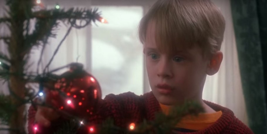 Кевин Маккалистер наряжает елку