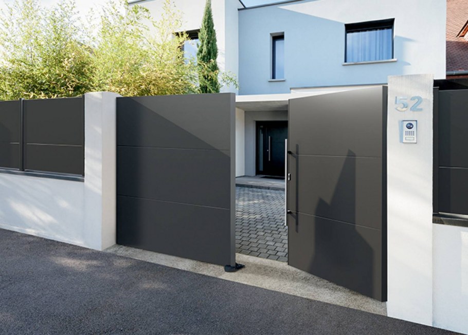 Монолитный забор из бетона хайтек