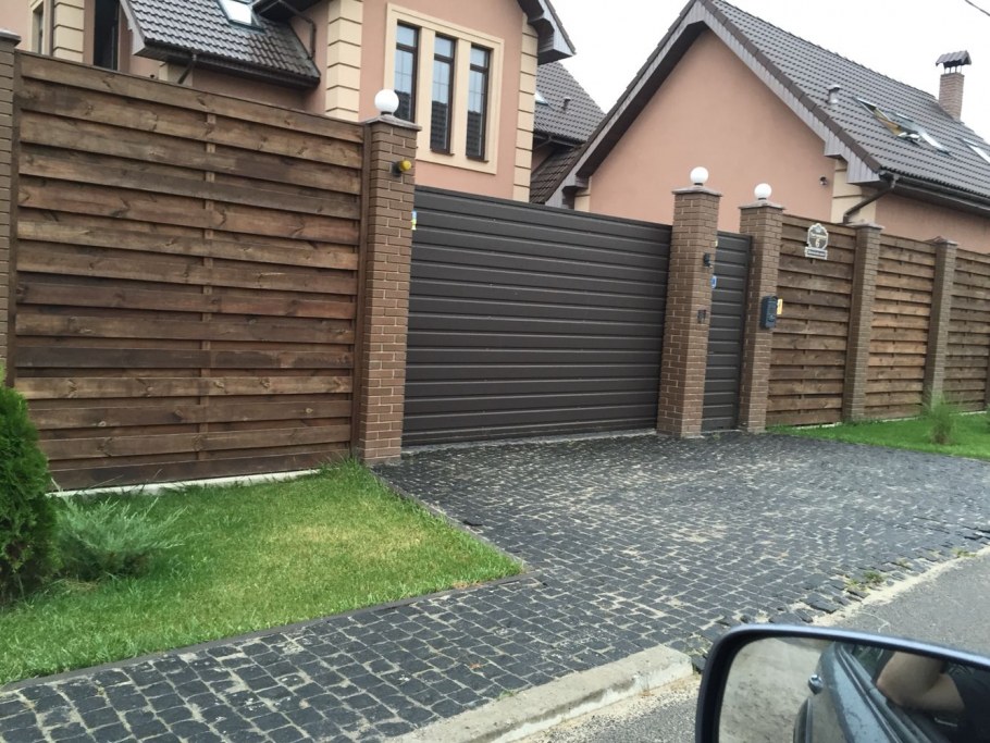 Забор современный коричневый