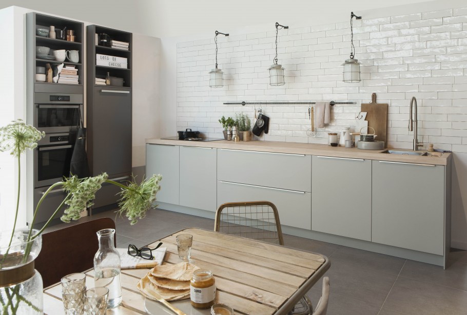 Кухня в скандинавском стиле без навесных шкафов