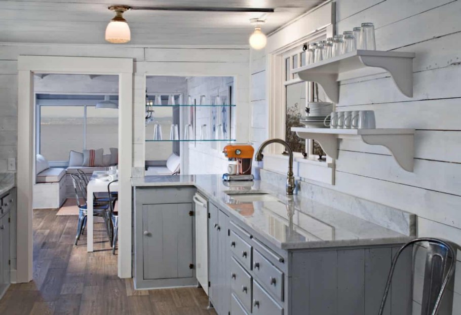 Маленькая кухня с буфетом без верхних шкафов