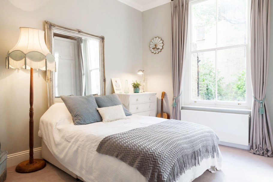 Торшер в интерьере спальни