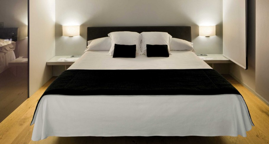 Спальня с накладными светильниками