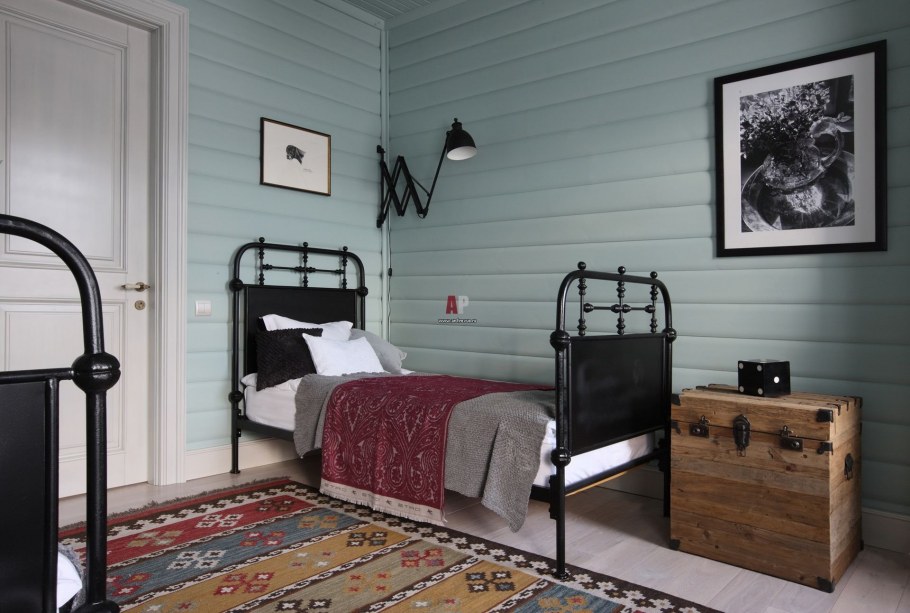 Голубые стены в деревянном доме