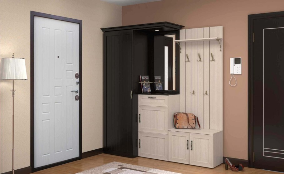 Входная дверь в прихожей