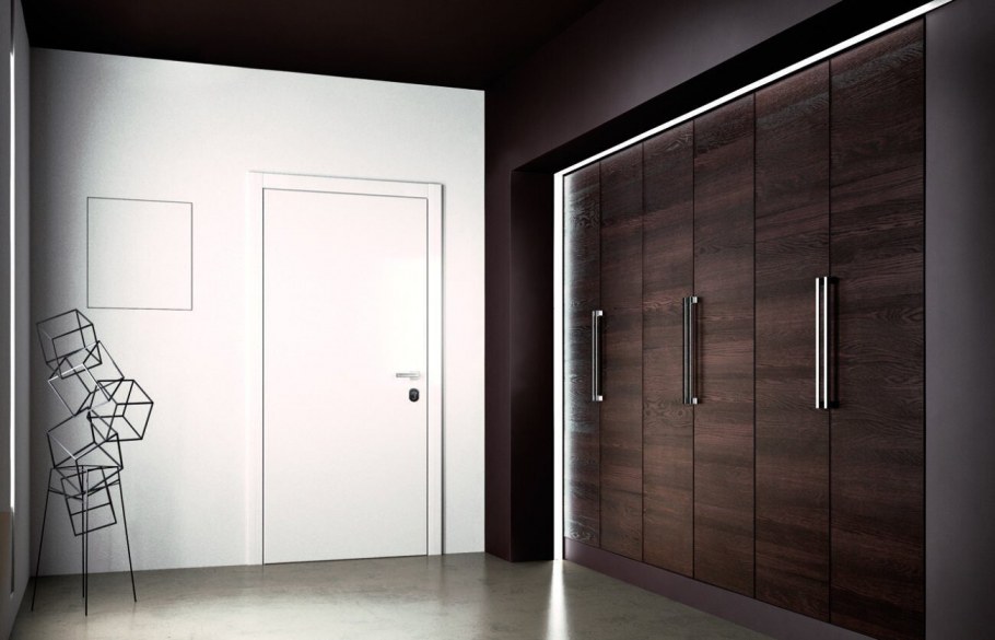 Большой встроенный шкаф в прихожую распашной