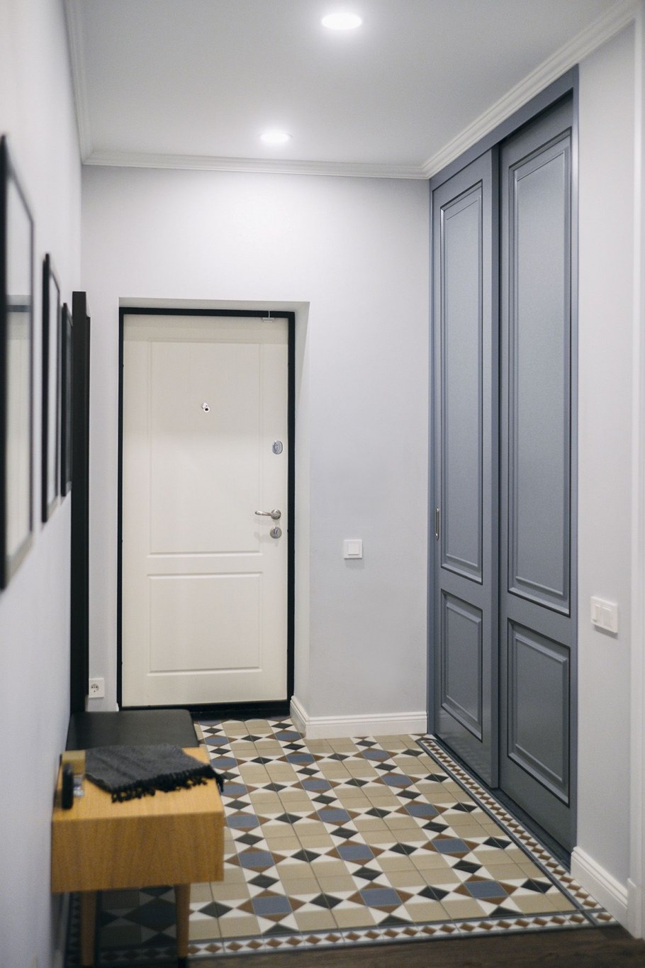 Двери в коридоре