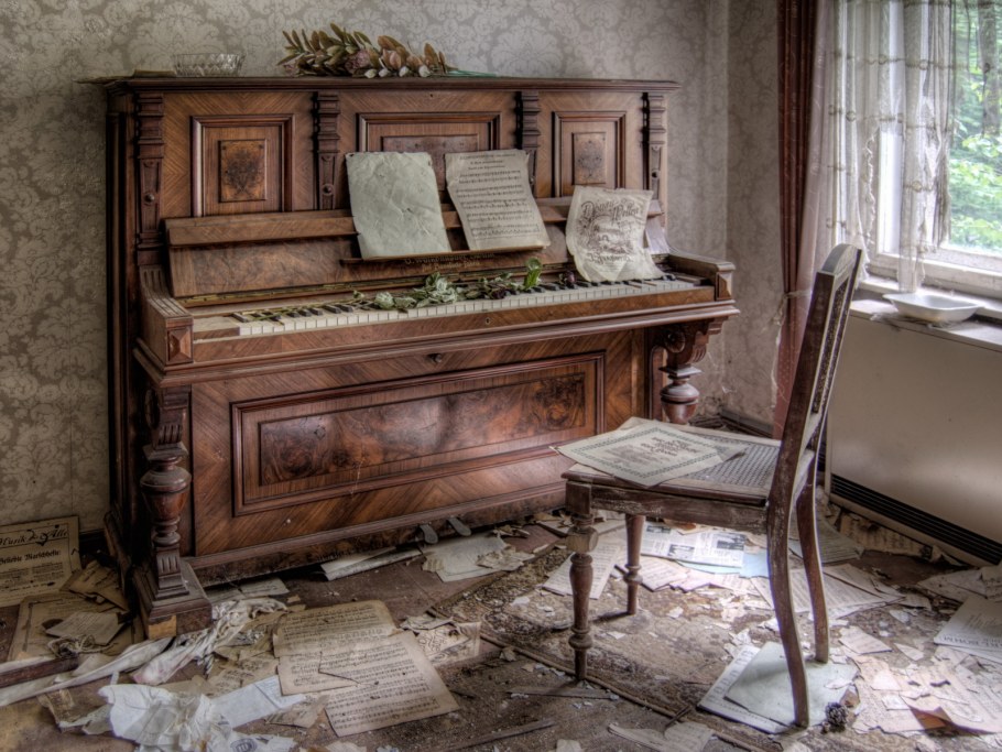 Старинный стол в интерьере