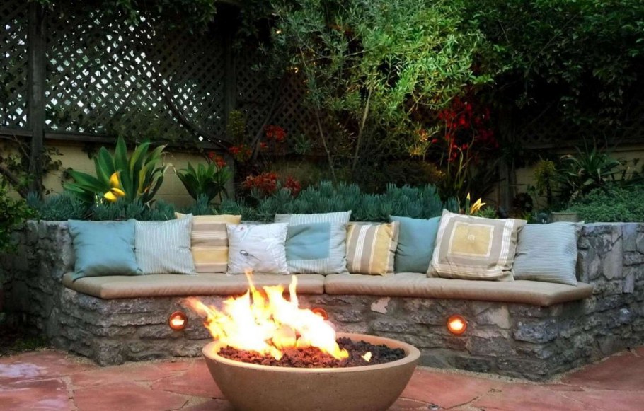 Зона отдыха с костром на даче