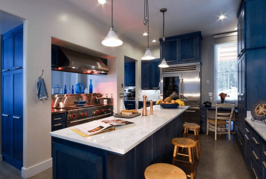 Интерьер кухни в синих тонах