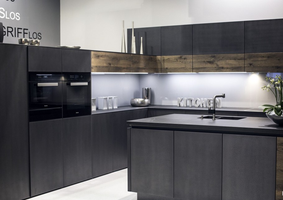Темно серая кухня