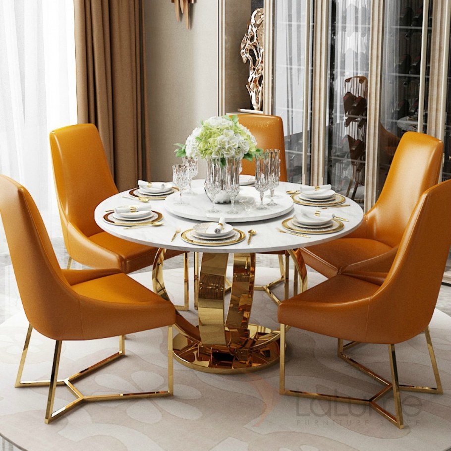 Обеденный стол в комнате