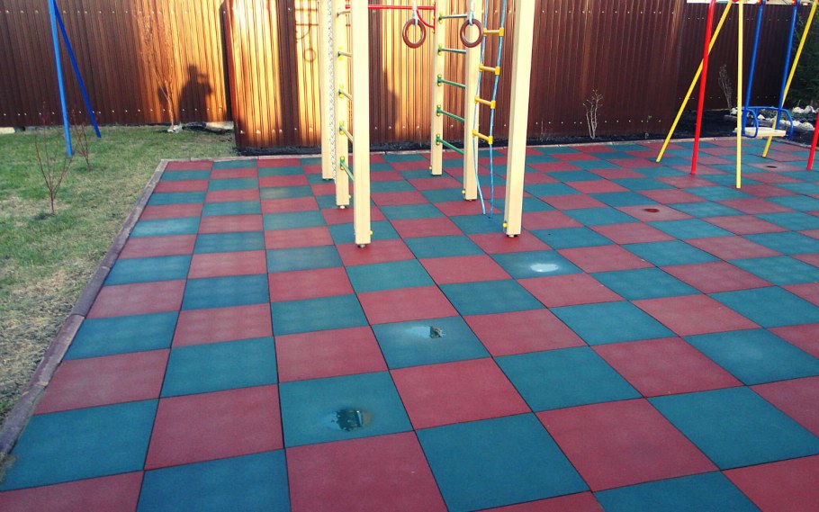 Покрытие на детскую площадку на даче