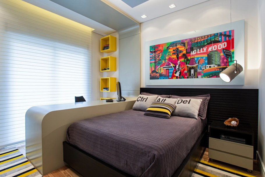 Комната для подростка с большой кроватью