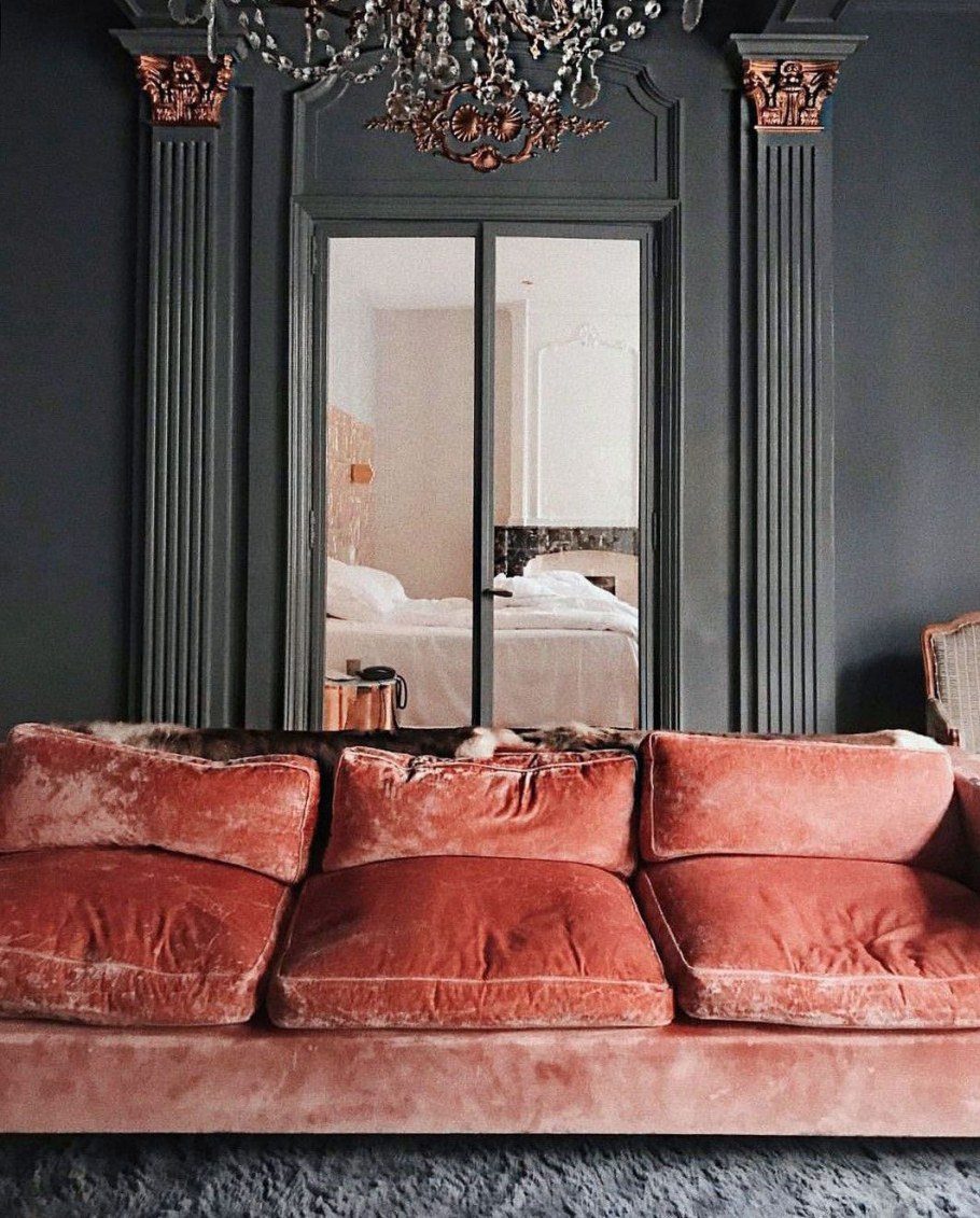 Бархатный диван в интерьере