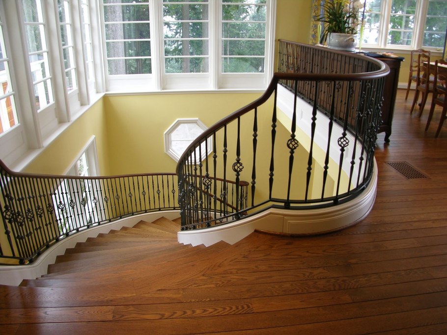 Кованые ограждения криволинейной лестницы