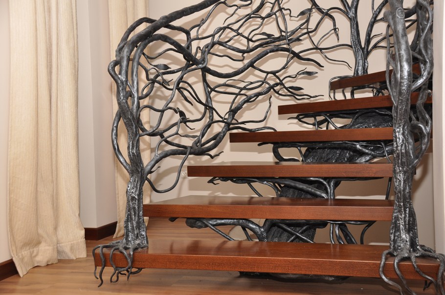 Кованые ограждения в виде дерева