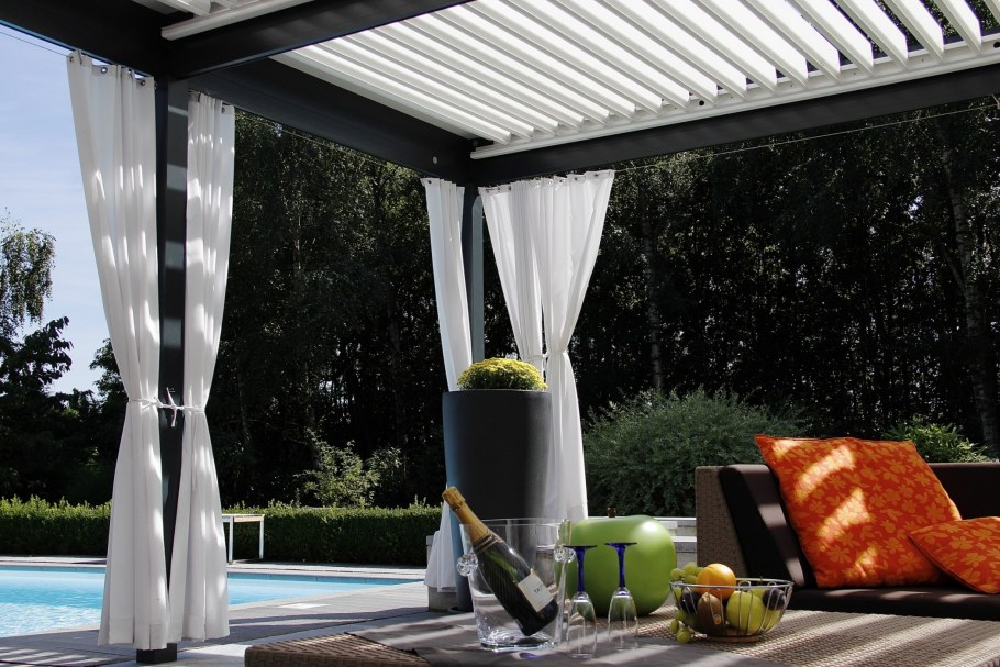 Беседка с белыми шторами