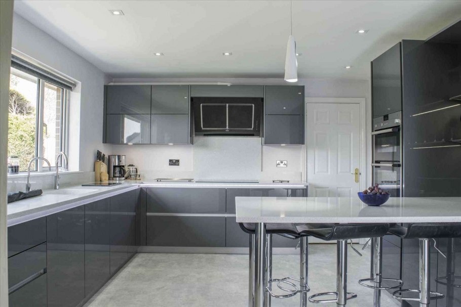 Серый кухонный гарнитур