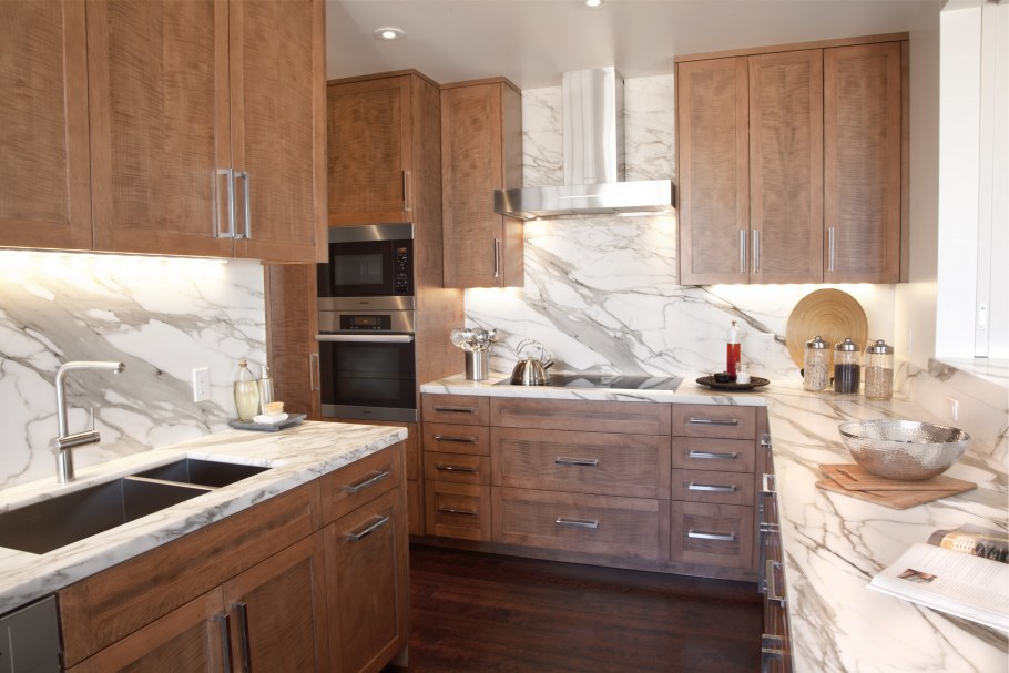 Кухня под дерево с мраморной столешницей