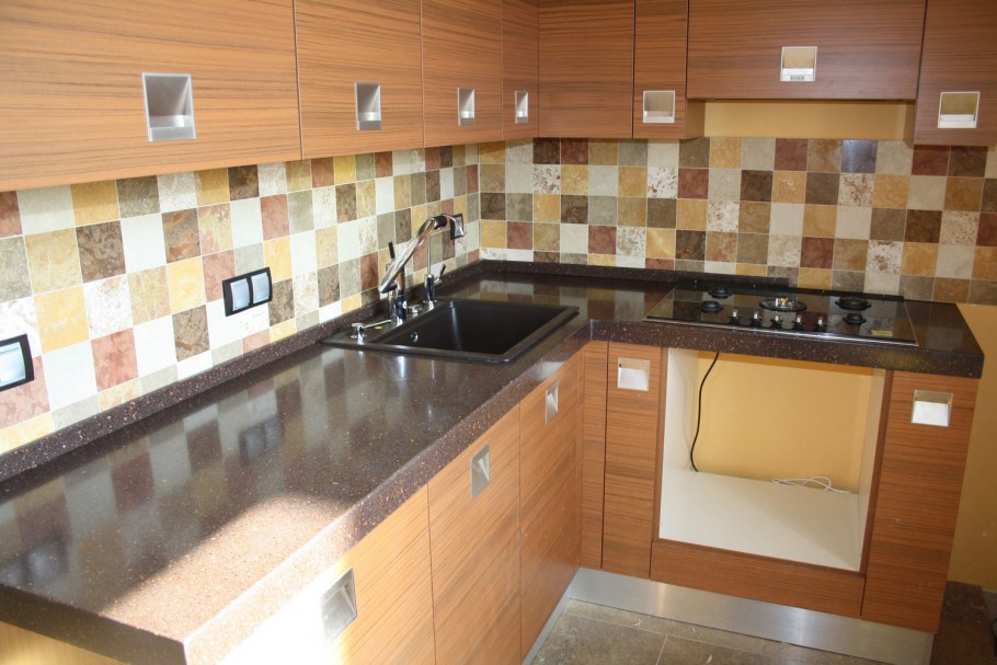 Кухня с коричневой столешницей