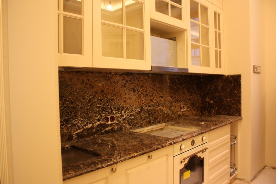Фартук из искусственного камня на кухне
