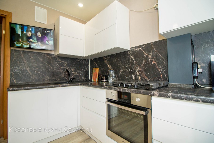Кухни с черным фартуком под мрамор