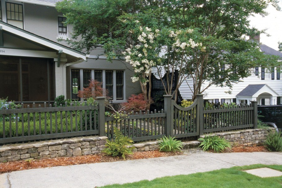 Белый забор в саду