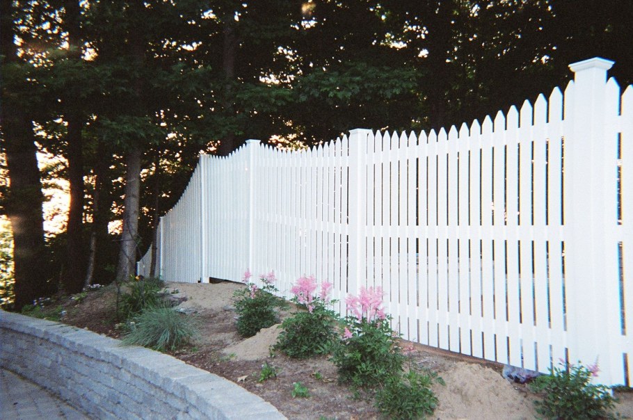 Красивый белый забор