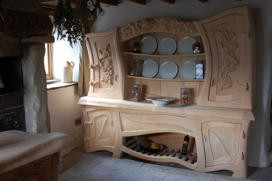 Деревянные резные кухни