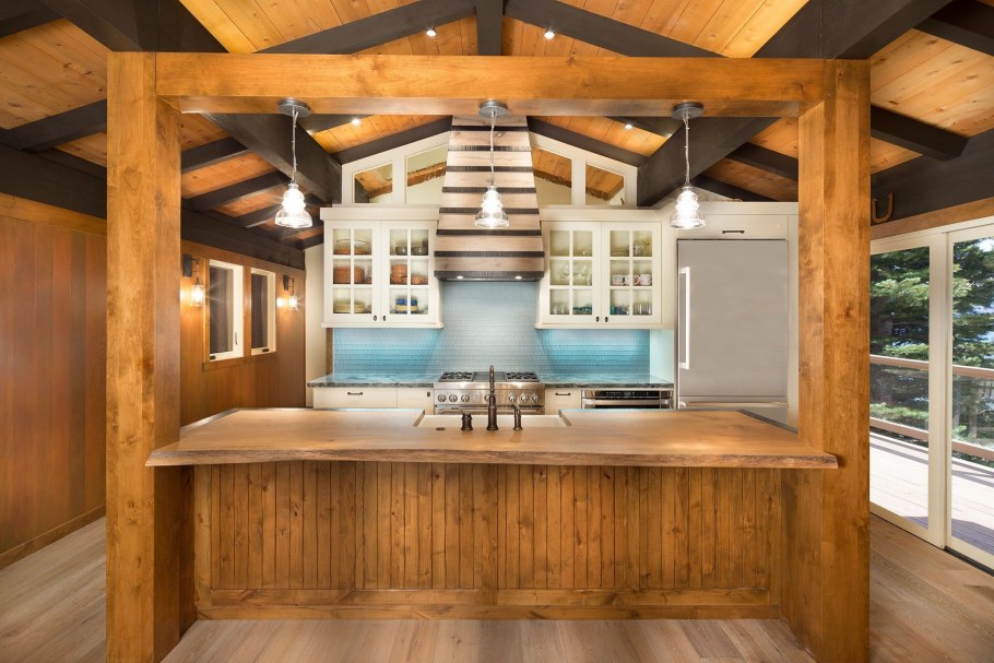 Необычные кухни из дерева