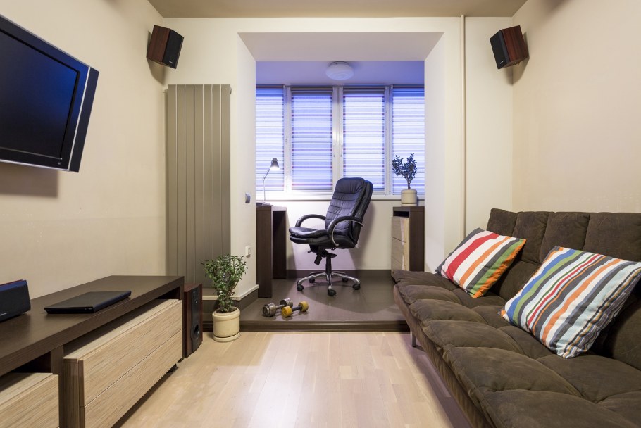 Длинная комната с балконом