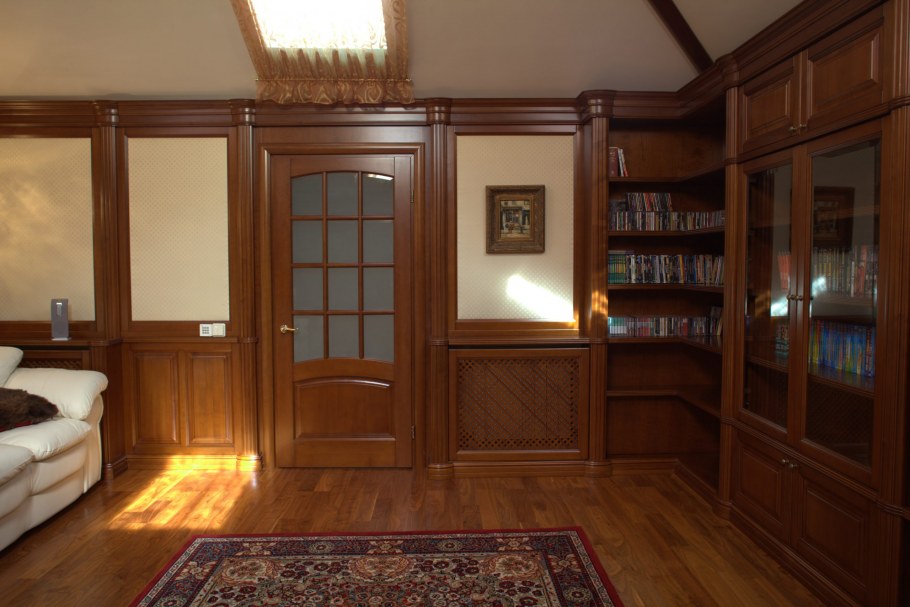 Книжный шкаф в кабинет классика