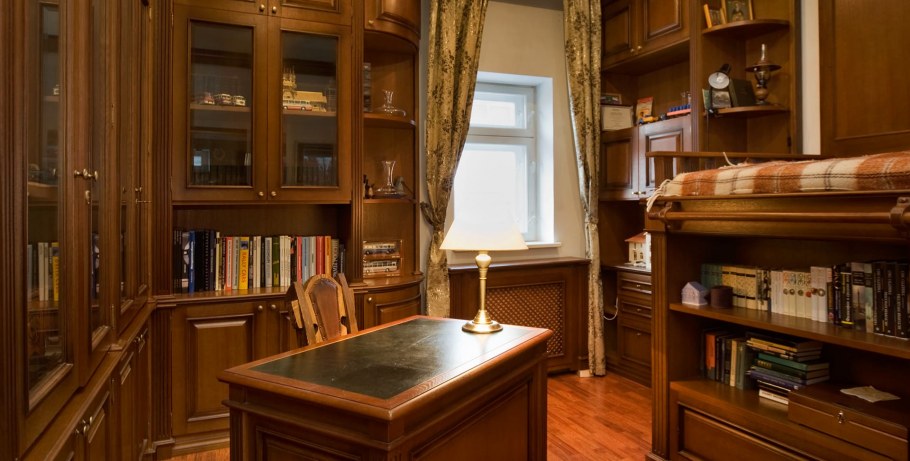 Шкаф в английском стиле в кабинете