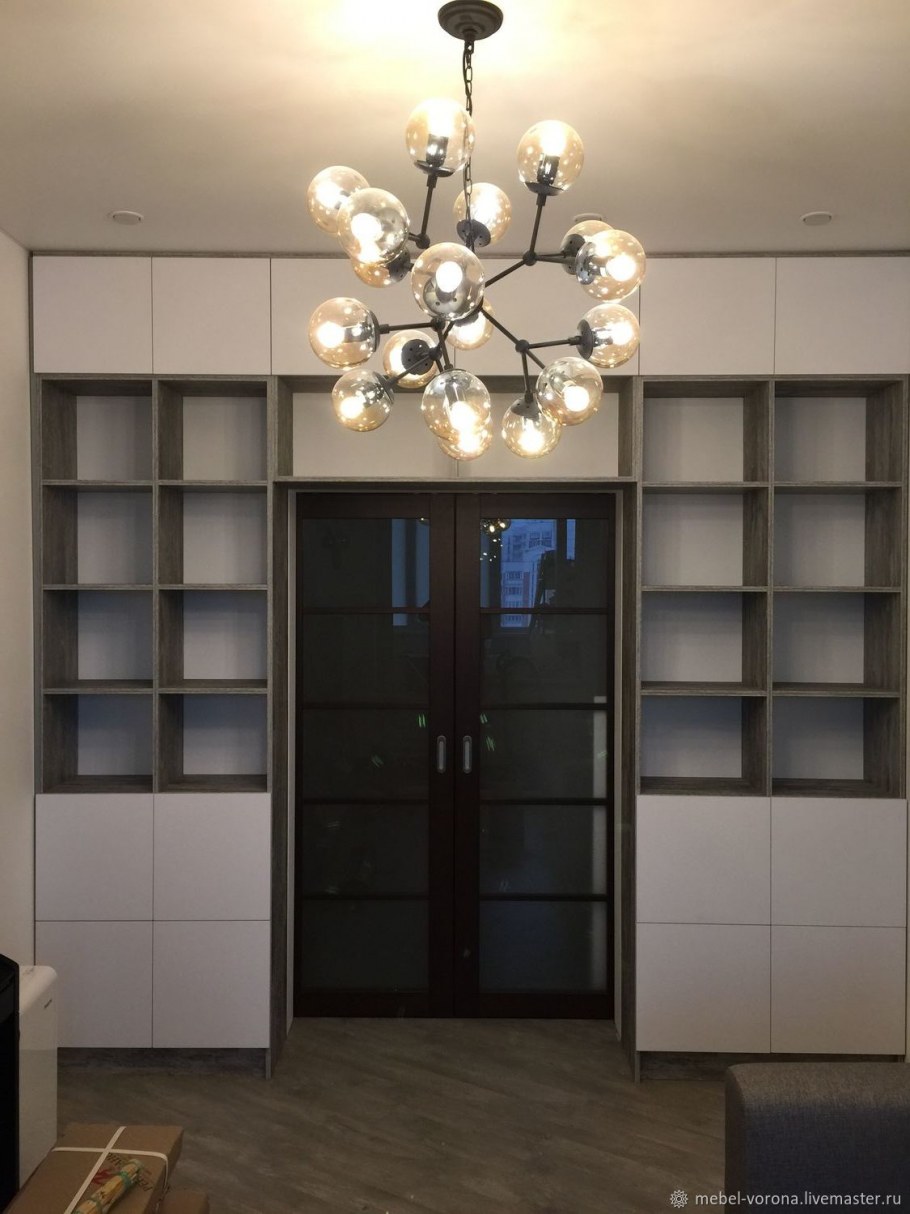 Шкаф вокруг двери